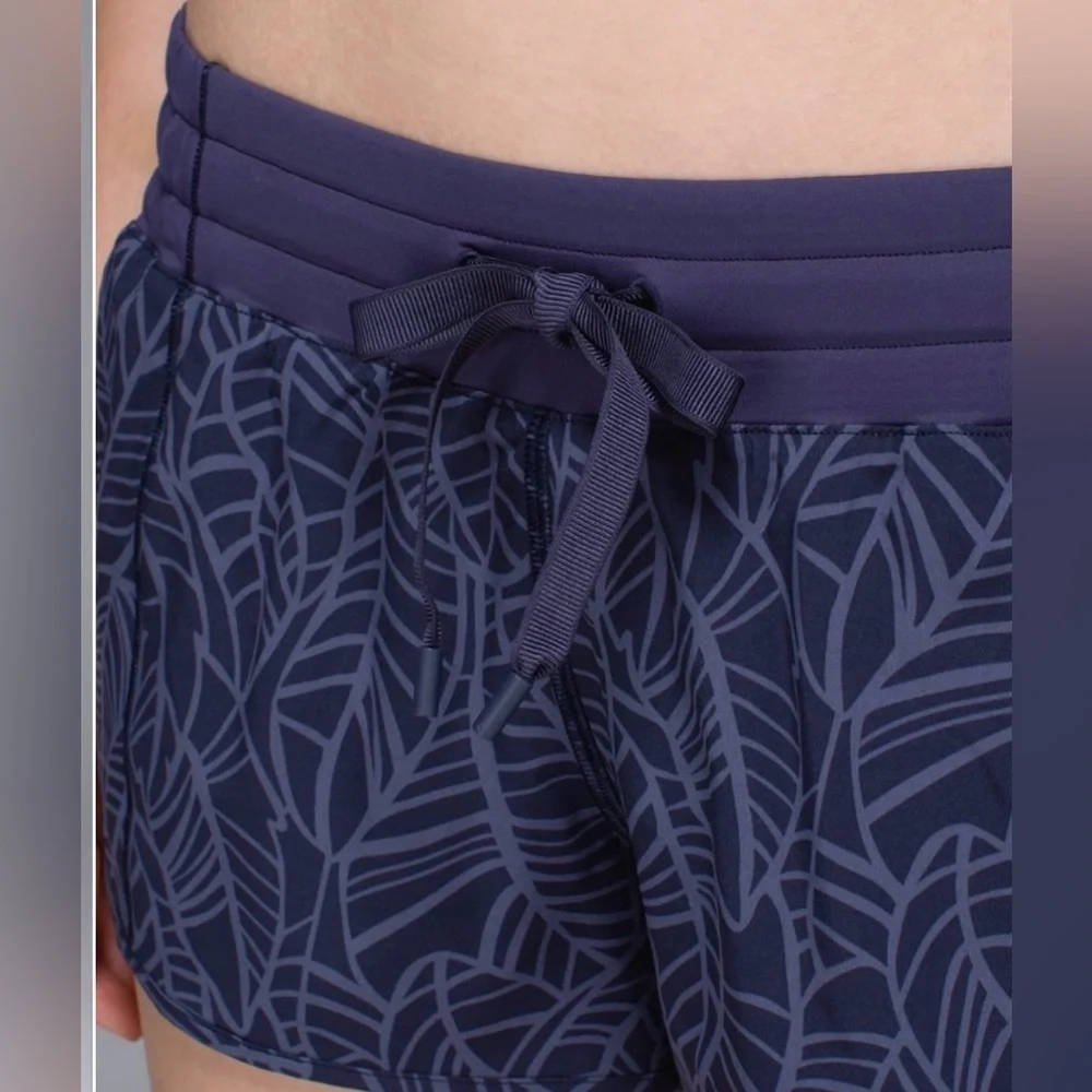 Lululemon Hotty Hot Short✨✨ Pretty Palm Cadet Greyvy / Cadet Blue✨✨